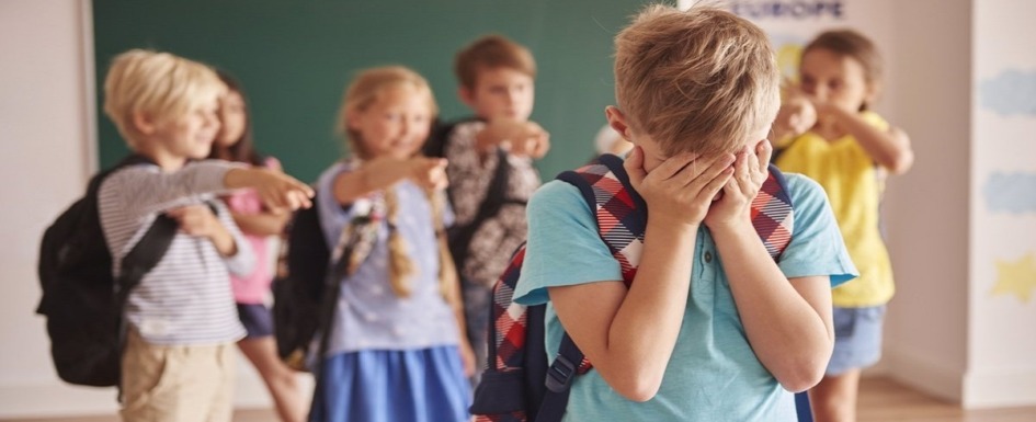 imagen de un grupo de niños burlándose de otro.