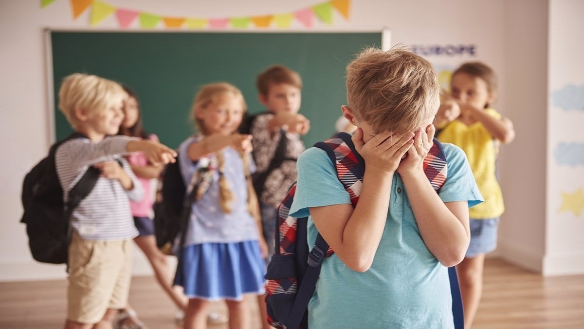 imagen de un grupo de niños burlándose de otro.