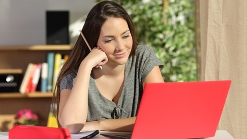 covid-19: imagen de una estudiante aprendiendo en línea con su portátil.
