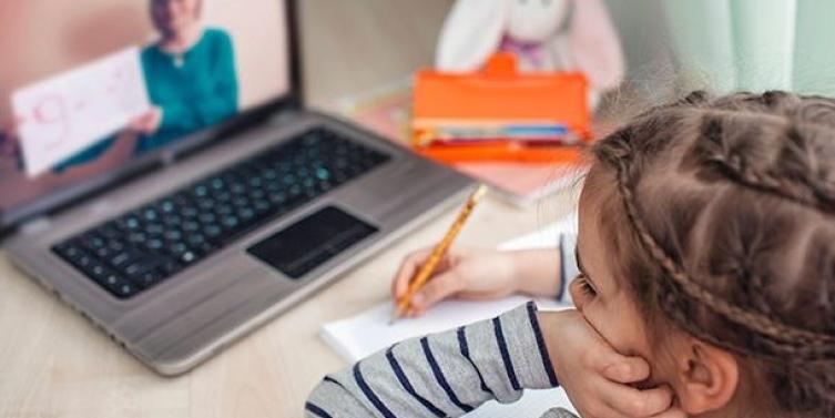 imagen de una niña aprendiendo en línea con su portátil.