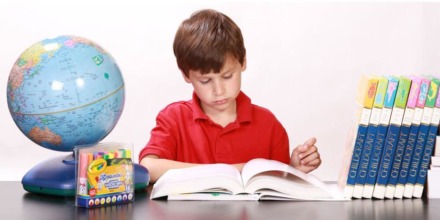 imagen de un niño haciendo deberes.