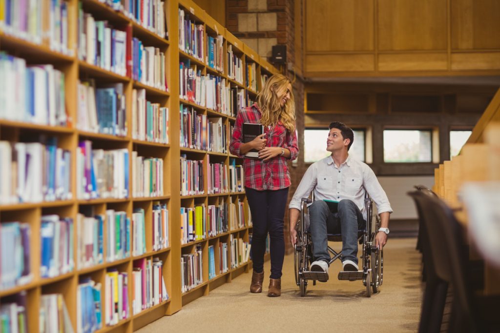 imagen de una biblioteca universitaria accesible a alumnos en silla de ruedas.