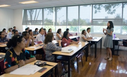 imagen de docentes asistiendo a una sesión de formación.