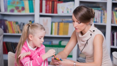 imagen de una niña no verbal con su terapeuta.