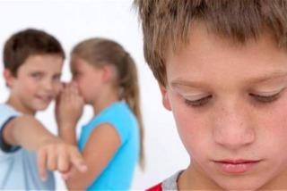 imagen de niños burlándose de otro.