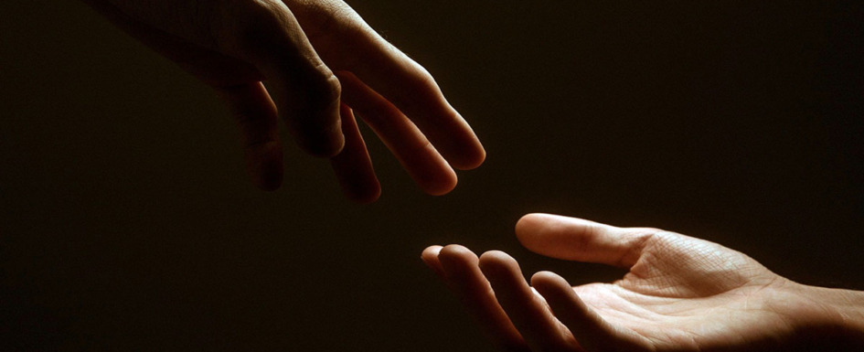 Imagen de dos manos de distintas personas rozándose simbolizando que aprenden a cuidar compasivamente.