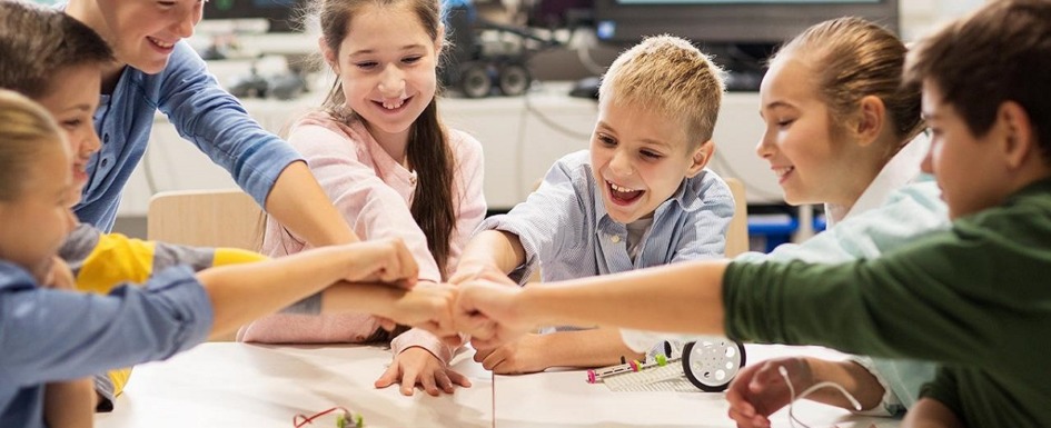 aprendizaje cooperativo: imagen de niños haciendo trabajo cooperativo.