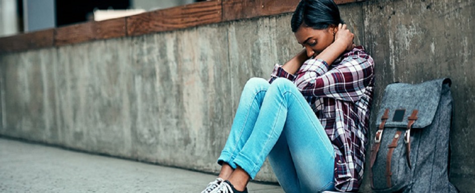 covid-19: imagen de una estudiante con problemas mentales.