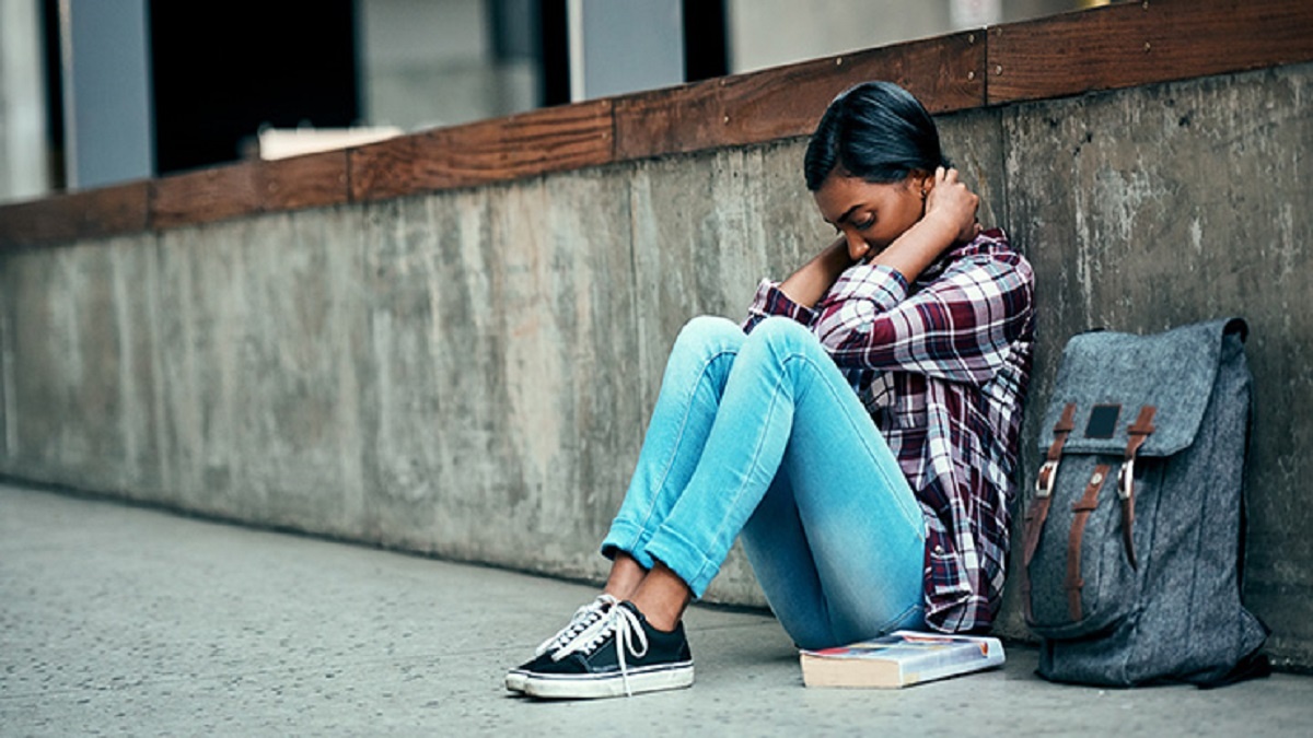 covid-19: imagen de una estudiante con problemas mentales.