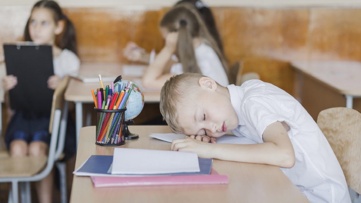 imagen de un niño mostrando malas conductas en el aula.