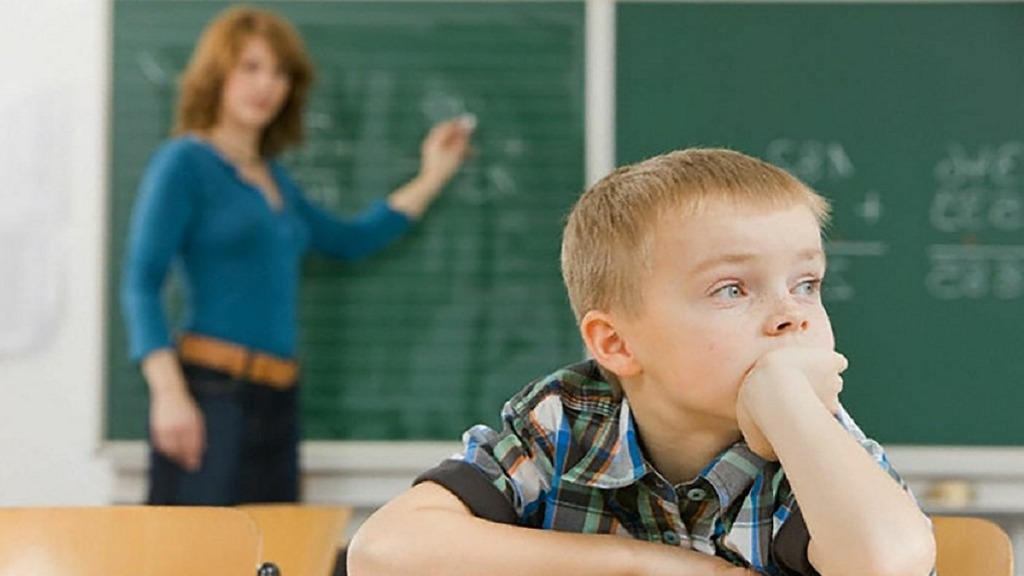 imagen de un niño mostrando malas conductas en el aula.