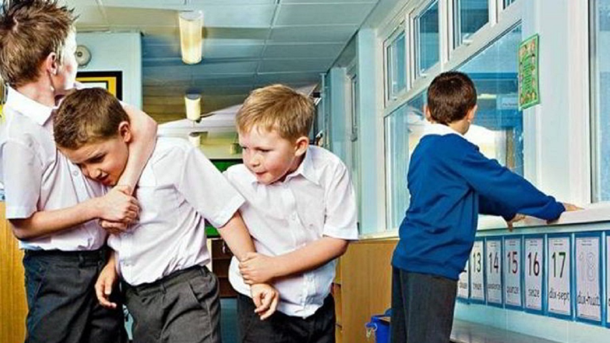 imagen de unos niños mostrando malas conductas en el aula.