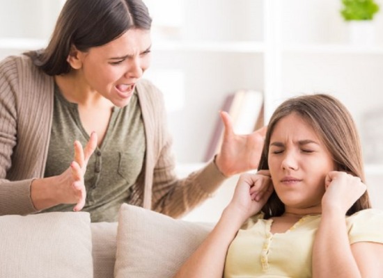 imagen de una madre enfrentándose a su hija adolescente.
