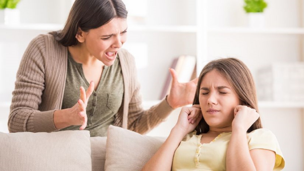 imagen de una madre enfrentándose a su hija adolescente.