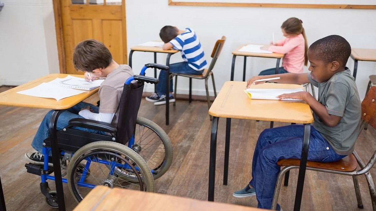 imagen de un ejemplo de educación inclusiva que muestra un niño en silla de ruedas en un aula.
