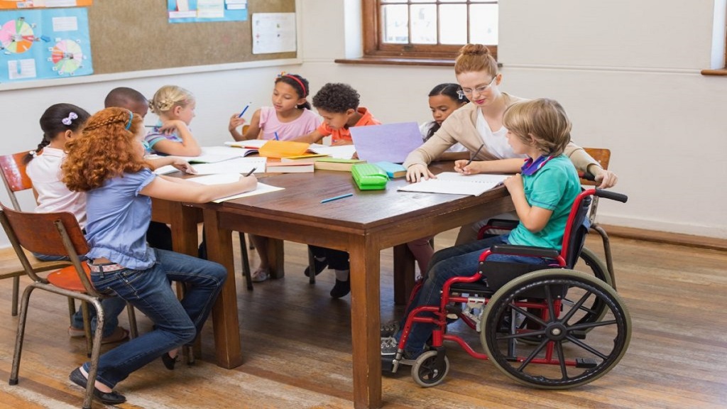 imagen de un ejemplo de educación inclusiva que muestra un niño en silla de ruedas en un aula.