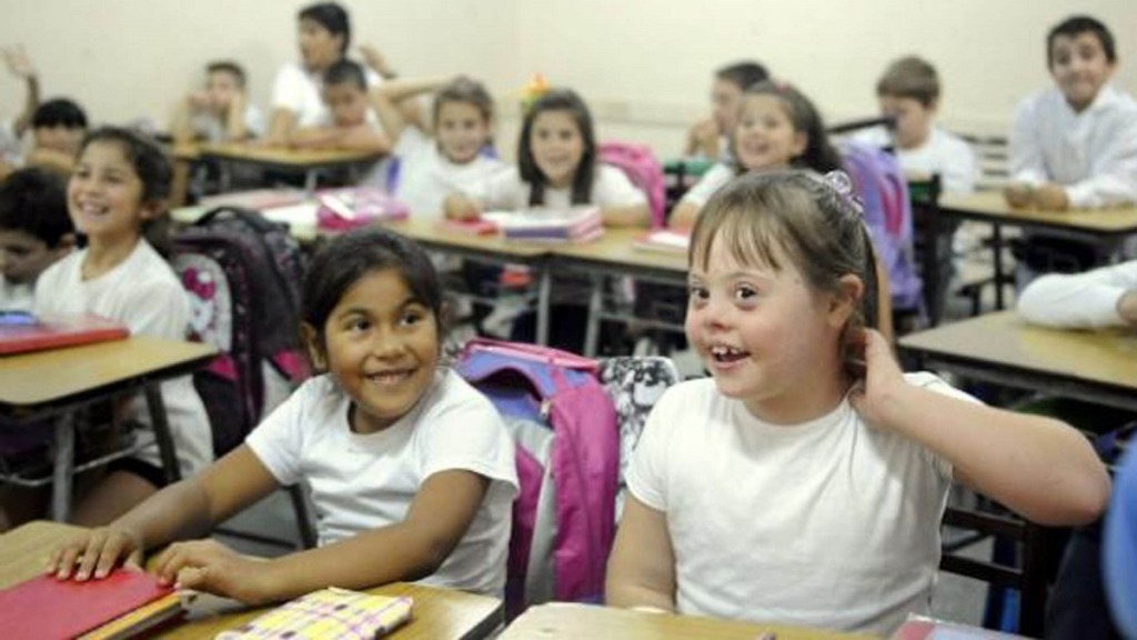imagen de un ejemplo de educación inclusiva: niña con síndrome de down en un aula.