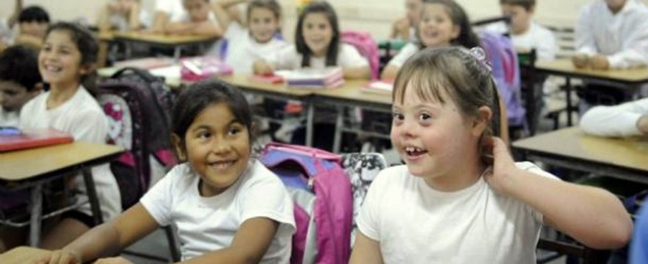 imagen de un ejemplo de educación inclusiva: niña con síndrome de down en un aula.