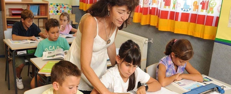 imagen de un ejemplo de educación inclusiva: niña ciega en un aula.
