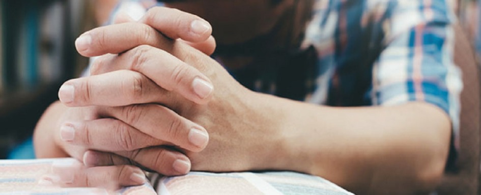 covid-19: imagen de una persona rezando.