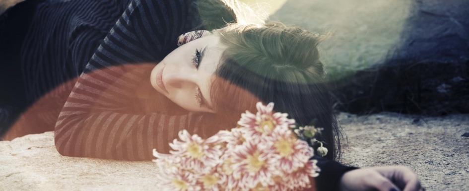 gestionar la pérdida en tiempos de pandemia: imagen de una persona en duelo por la pérdida de un ser querido