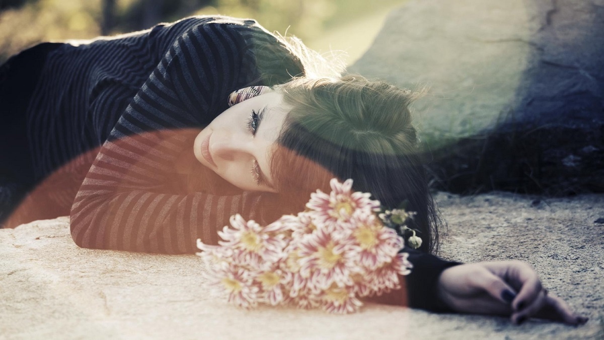 gestionar la pérdida en tiempos de pandemia: imagen de una persona en duelo por la pérdida de un ser querido