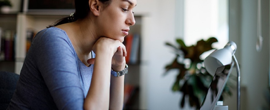 covid-19: imagen de una estudiante frente a su portátil.