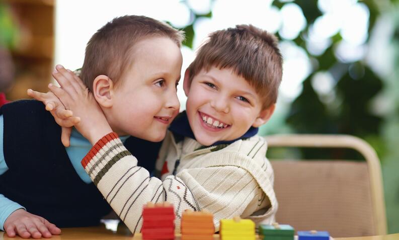 imagen de dos niños con necesidades educativas especiales.