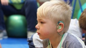 niños con pérdida auditiva.