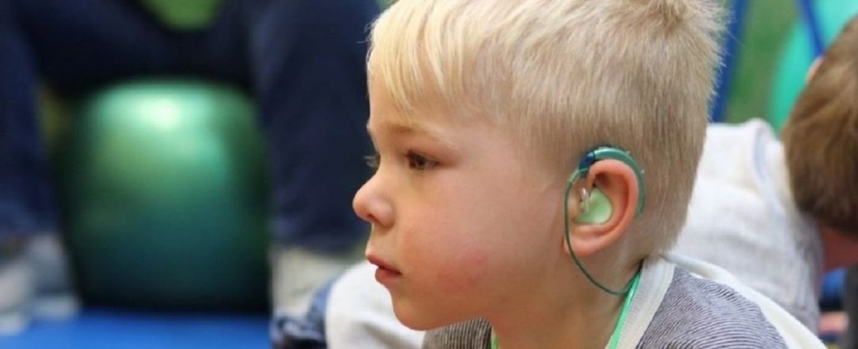 niños con pérdida auditiva.