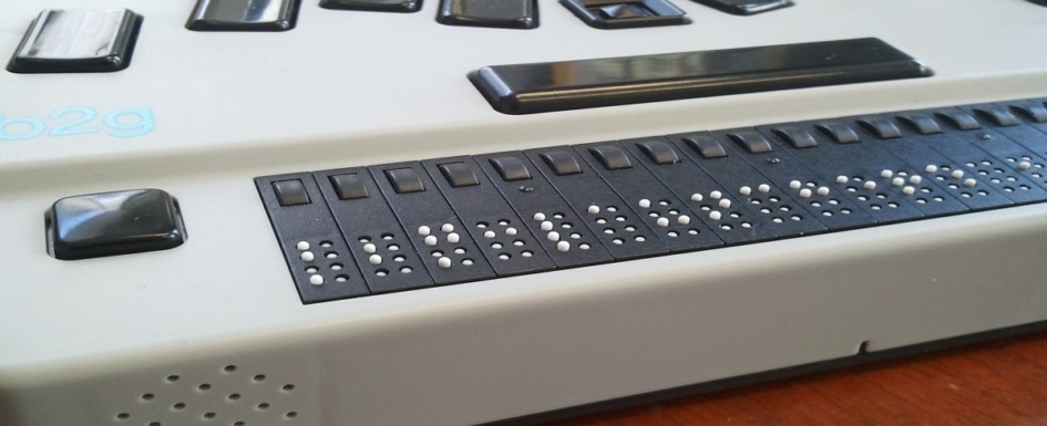 Tiflotecnología: imagen de una línea braille.