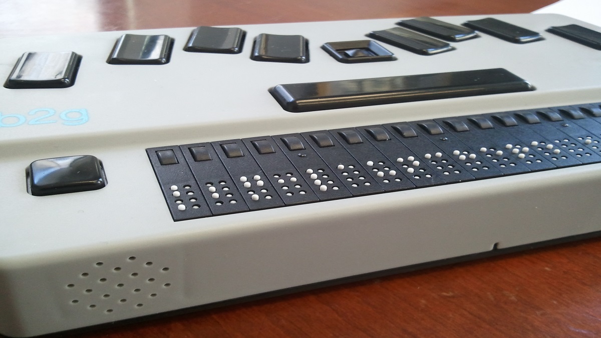 Tiflotecnología: imagen de una línea braille.