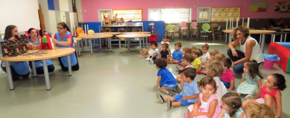 imagen de unas profesoras usando los títeres para dar una clase.