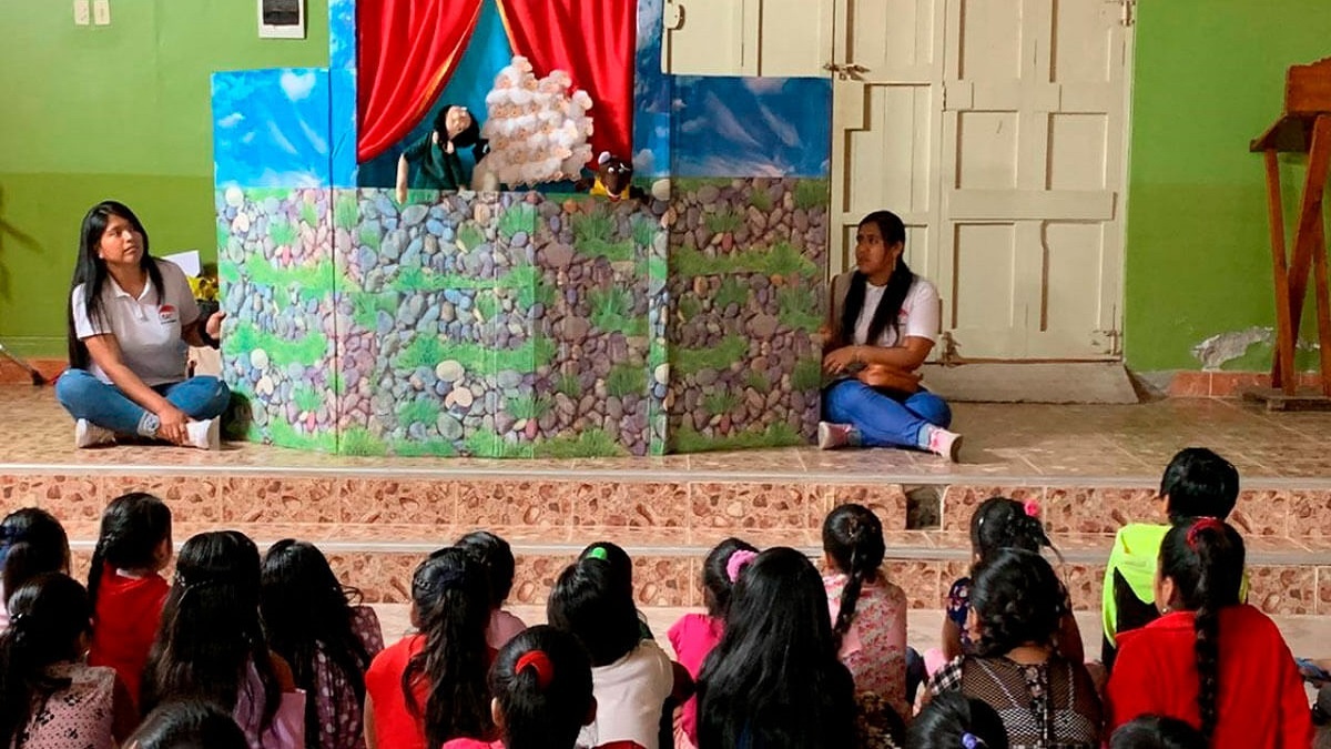 imagen de una representación con títeres en una escuela.