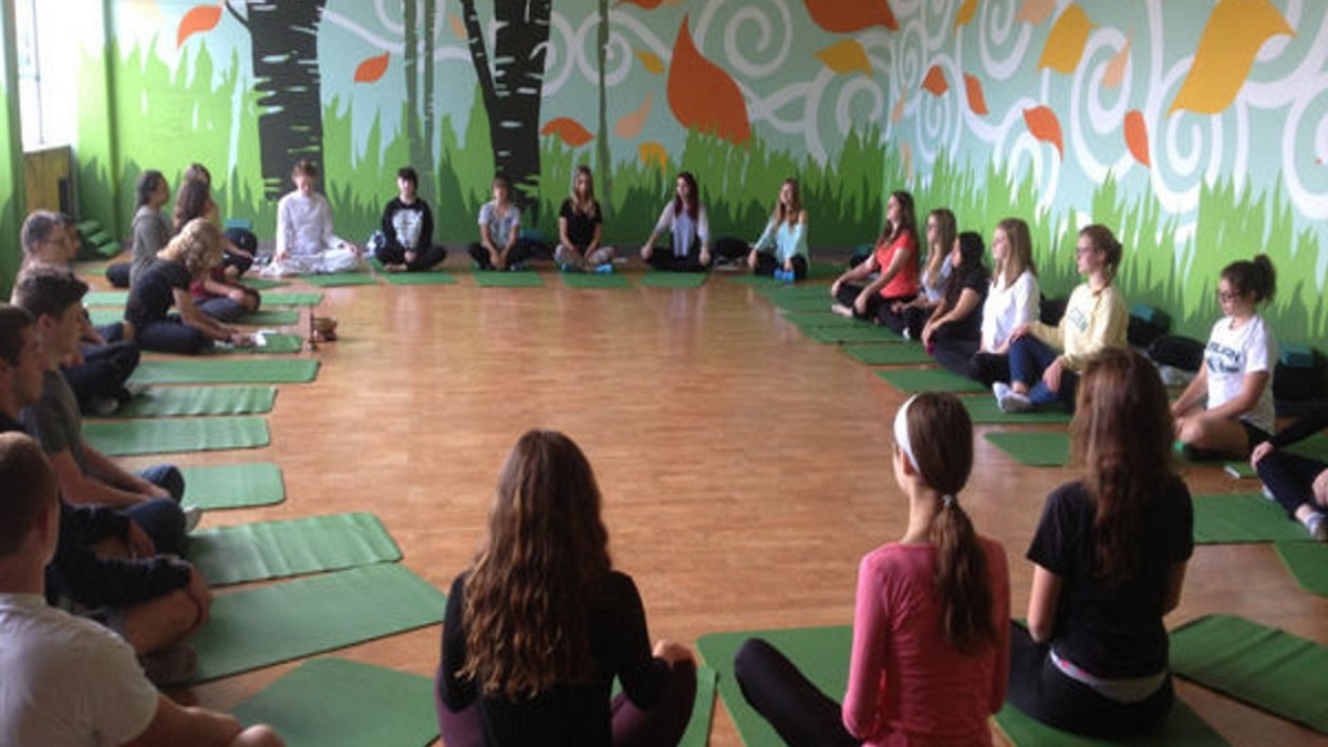 imagen de niños practicando yoga en un aula.