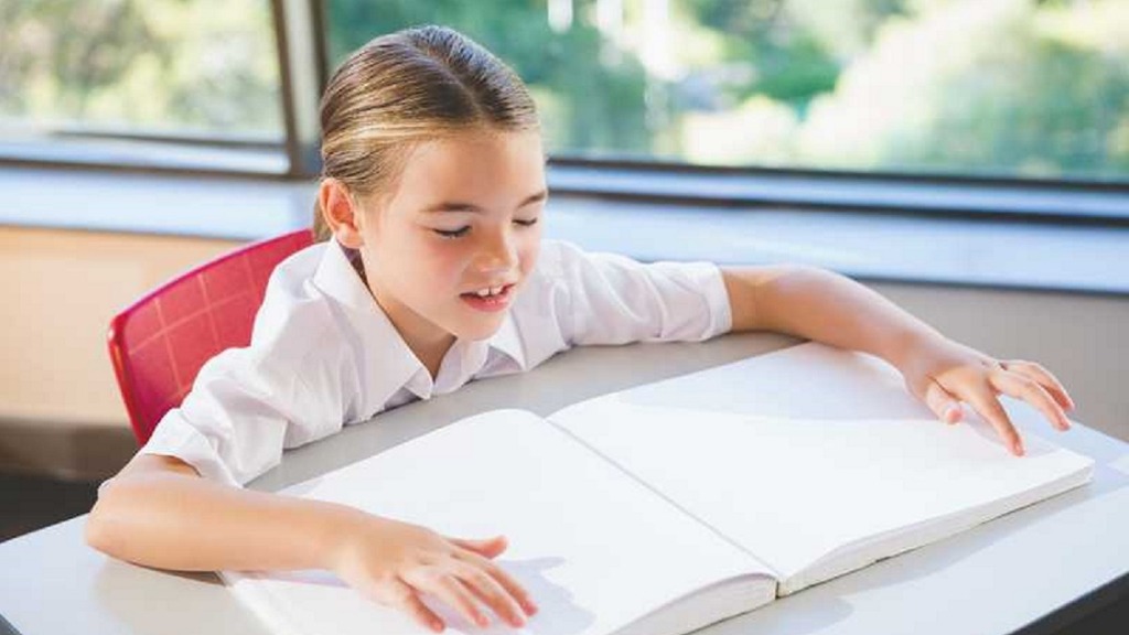 imagen de un niña leyendo un libro en braille