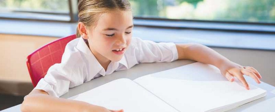 imagen de un niña leyendo un libro en braille