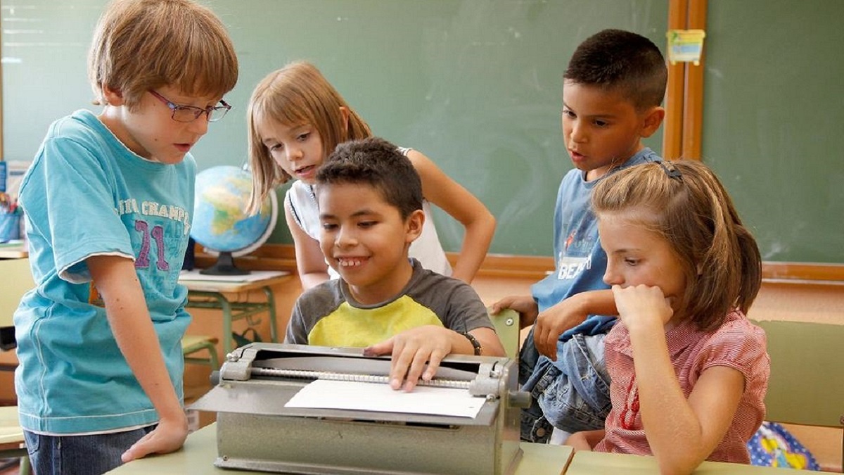 imagen de niños practicando con una máquina braille