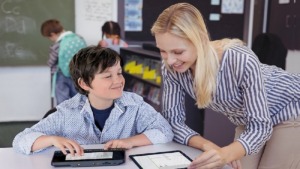 niño ciego con su profesora y tableta braillenote touch