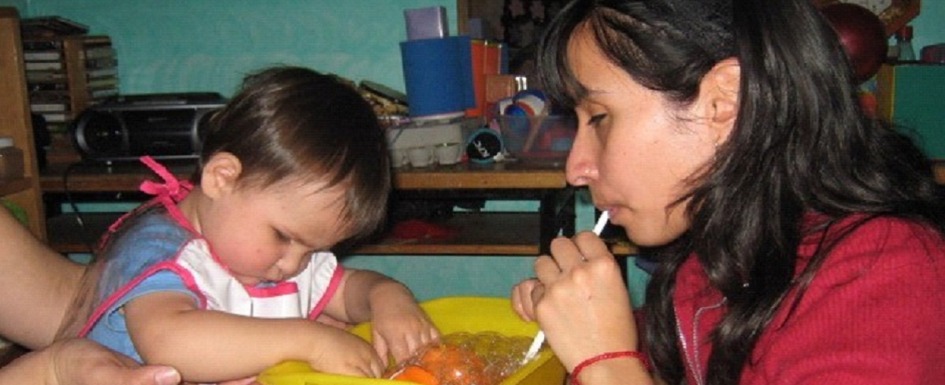 imagen de niños con discapacidad visual jugando con pompas de jabón