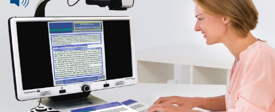 imagen de una mujer usando DaVinci Pro HD para leer un documento