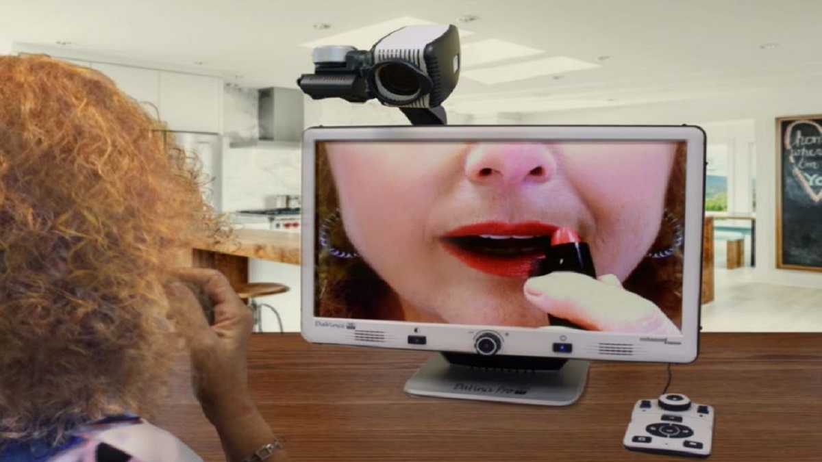 imagen de una mujer usando DaVinci Pro HD para maquillarse
