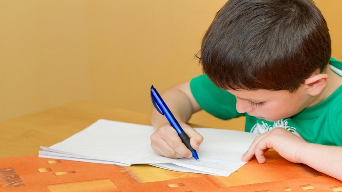 imagen de un niño aprendiendo escritura a mano