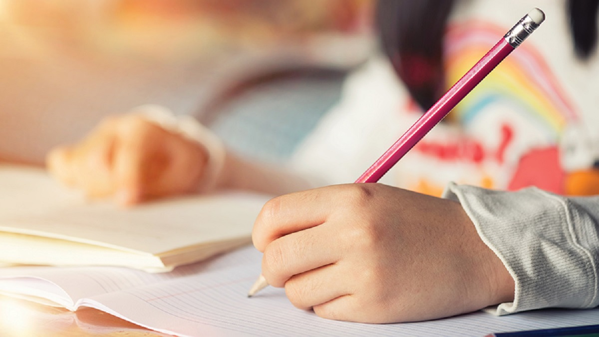 imagen de la mano de una niña aprendiendo escritura a mano
