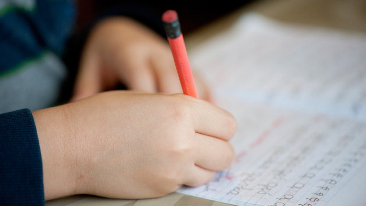 imagen de la mano de un niño aprendiendo escritura a mano