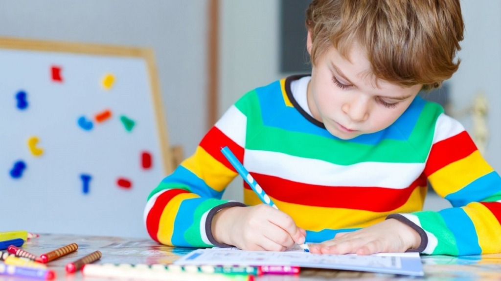imagen de un niño aprendiendo escritura a mano