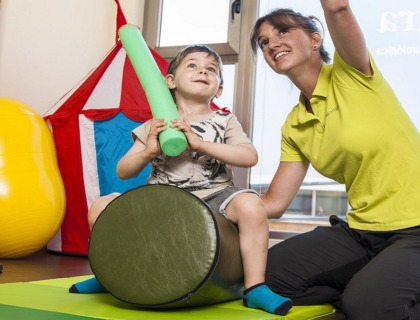 dificultad para procesar información: imagen de un niño haciendo ejercicios de percepción sensorial