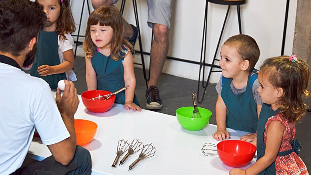 incorporar la cocina a las aulas: imagen de unos niños durante una clase de cocina