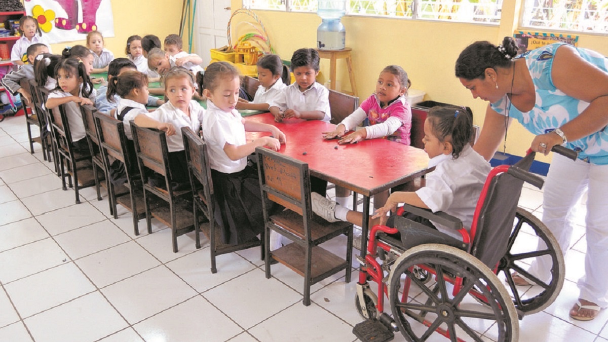 imagen de un alumno discapacitado en un aula