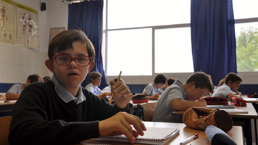 imagen de un alumno discapacitado en un aula